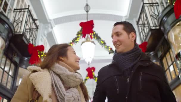 Paar winkelen bij Kerstmis — Stockvideo