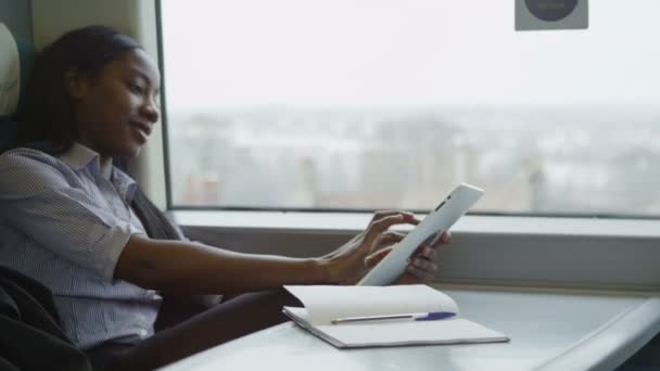 Бізнес-леді за допомогою комп'ютерного планшета — стокове відео