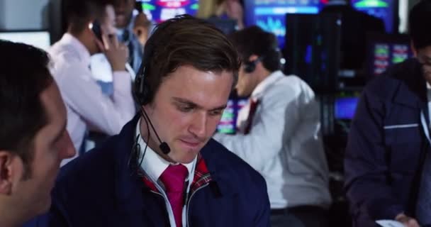 Finanzhändler beobachten die Weltmärkte — Stockvideo