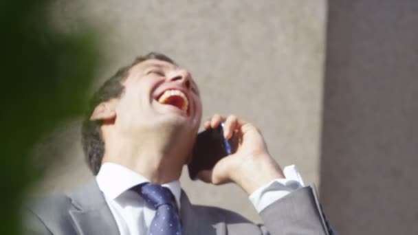 Бизнесмен разговаривает по телефону — стоковое видео