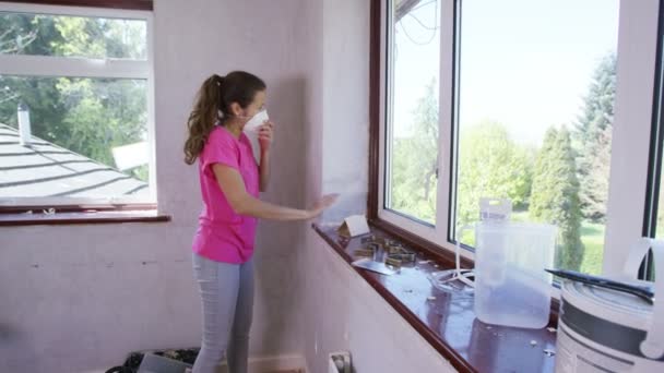 Vrouw neemt een pauze van het nieuwe huis opknappen — Stockvideo