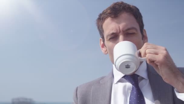 Geschäftsmann trinkt Kaffee — Stockvideo