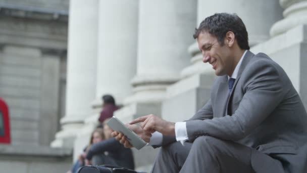 Zakenman controleren van berichten op digitale tablet — Stockvideo