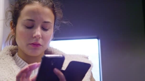 Vrouw met behulp van smartphone — Stockvideo