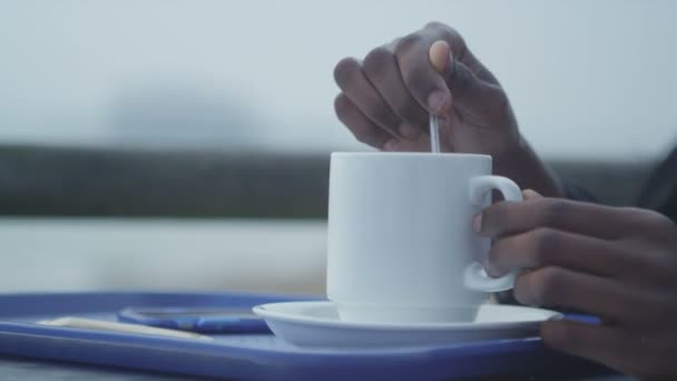 Vrouw die koffie drinkt — Stockvideo