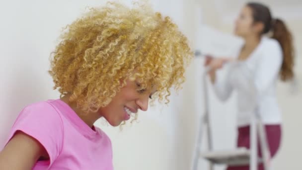 Pareja pintando en casa y mirando la tableta — Vídeos de Stock