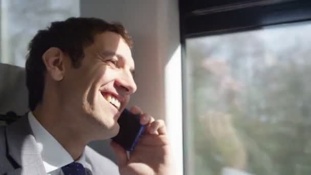 Business man making mobile phone call — стоковое видео
