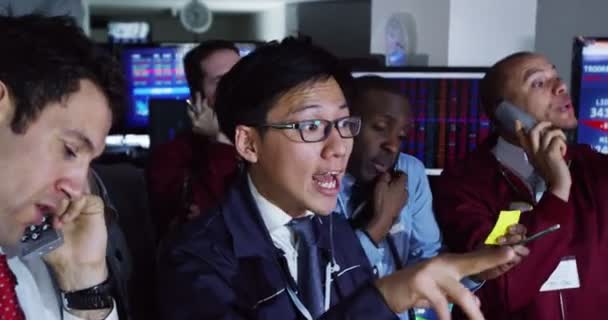Traders buying and selling on the trading floor — Stock Video