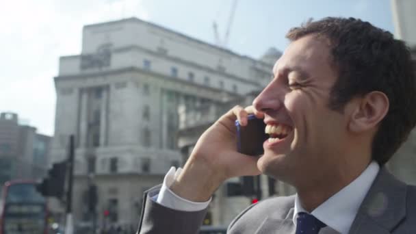 Feliz hombre de negocios en el teléfono móvil — Vídeos de Stock