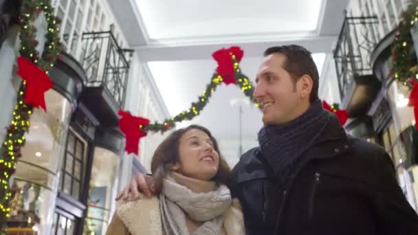 Pareja de compras en Navidad — Vídeo de stock