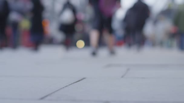 Feet of  pedestrians walking through city — Stock Video