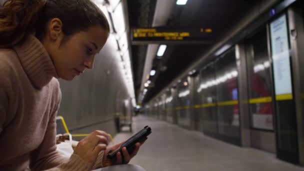 女人用她的智能手机发短信 — 图库视频影像