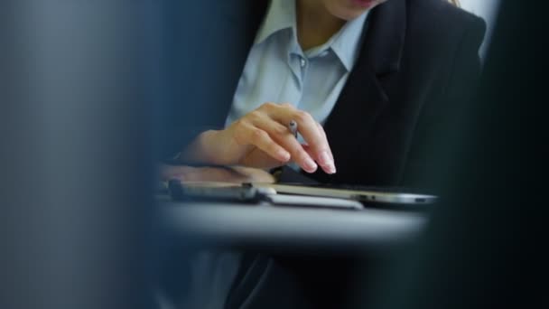 Empresaria trabajando en una tableta digital — Vídeo de stock