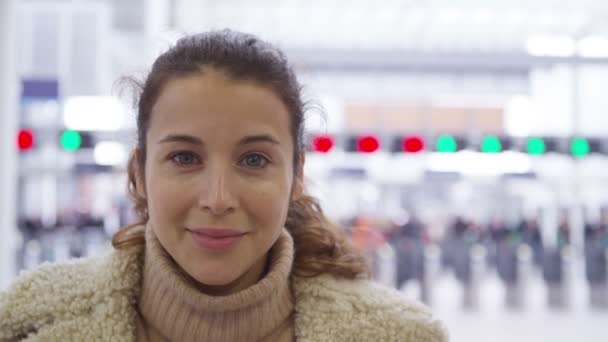 Vrouw kijkt naar camera — Stockvideo