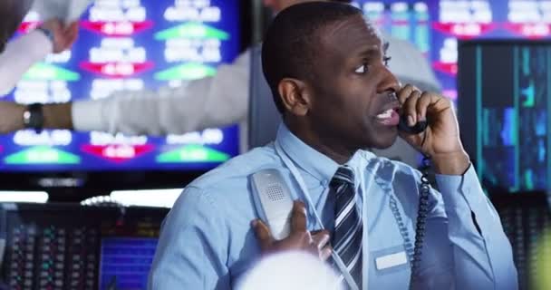 Traders celebrate making lots of money — Stock Video