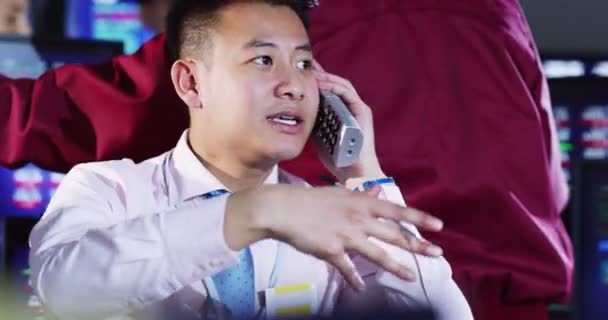 Asiatique ville boursier trader au travail — Video