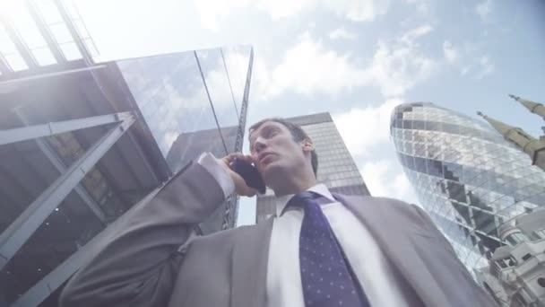 Geschäftsmann telefoniert mit dem Handy — Stockvideo