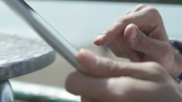 Leosztást használ egy digitális tabletta szabadban — Stock videók
