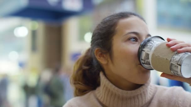Feminino beber café no café — Vídeo de Stock