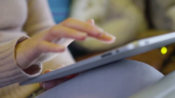 Mujer usando tableta de ordenador — Vídeos de Stock