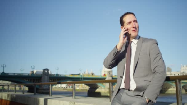 Zakenman op mobiele telefoon in de stad — Stockvideo