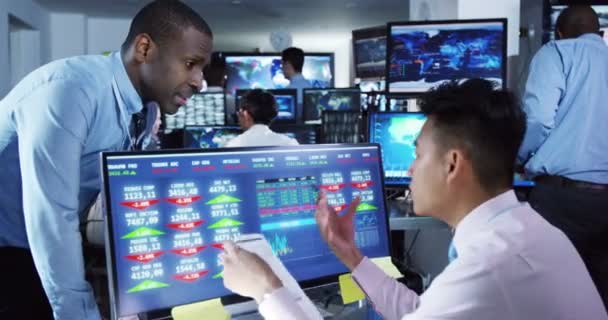 Broker che osservano i mercati mondiali nella sala di negoziazione — Video Stock