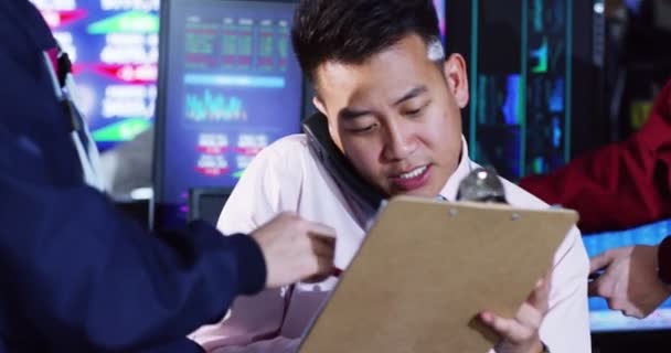 Aziatische stad stockmarket handelaar op het werk — Stockvideo