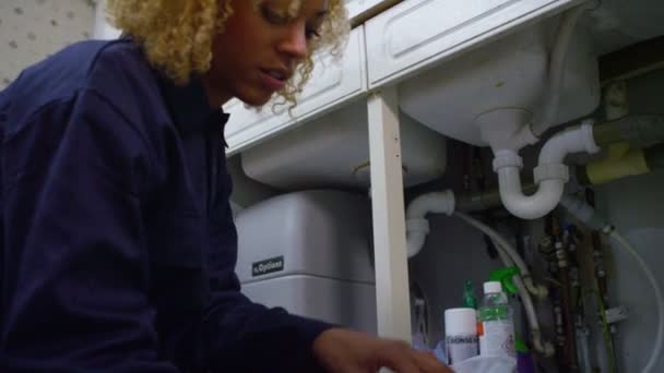 Loodgieter probeert een probleem op te lossen — Stockvideo
