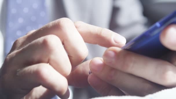 Mãos mensagens de texto no smartphone no trem — Vídeo de Stock