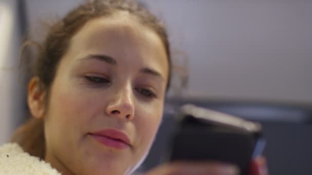 스마트폰 사용 하는 여성 — 비디오