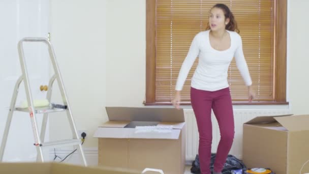 Mujer pintando una pared en un nuevo hogar — Vídeos de Stock