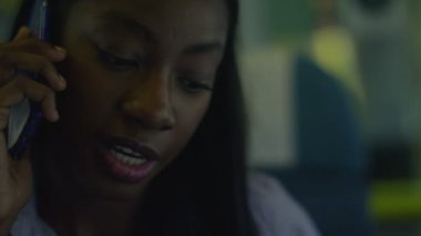 Kadın cep telefonuyla konuşuyor.