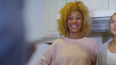 evde arayan Emlakçı ile Çift