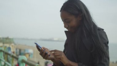 kadın bir selfie alarak deniz kenarında