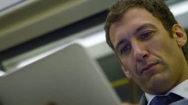  Dijital tablet kullanan işadamı 