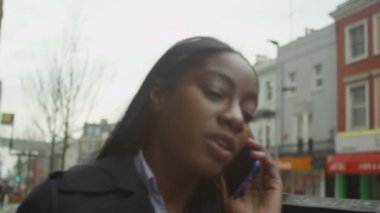  Kadın cep telefonuyla konuşuyor.