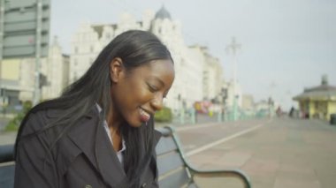 Kadın cep telefonuyla konuşuyor.