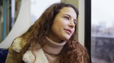  düşünceli trende oturan arayan erkek