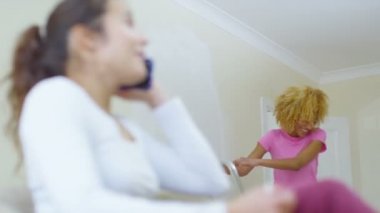  kadın iyi haber bir telefon alır.