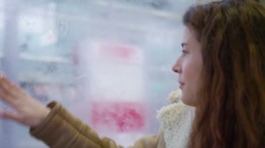 erkek tren pencereden dışarı bakıyor 