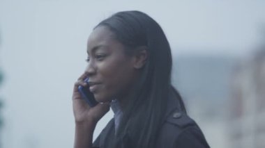  Kadın cep telefonuyla konuşuyor.