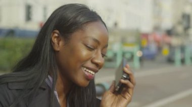 Kadın cep telefonuyla konuşuyor.