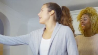 evde arayan Emlakçı ile Çift