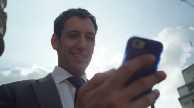 onun Smartphone'da mesajlaşma işadamı video