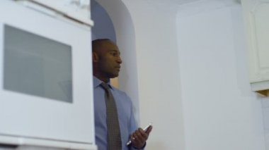 evde arayan Emlakçı ile Çift