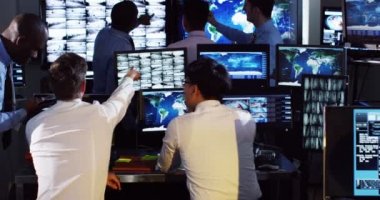 gözetleme ekibi kontrol odasında çalışıyor