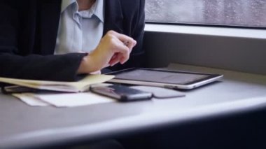Dijital tablet üzerinde çalışan iş kadını