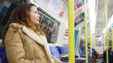  Akıllı telefon kullanan kadın