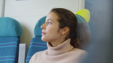  Telefonuna bakan kadın.