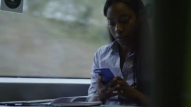 Kadın cep telefonuyla konuşuyor.